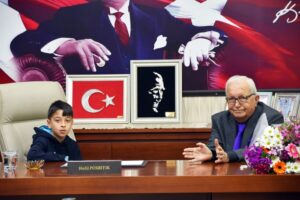 BAŞKAN POSBIYIK’IN KOLTUĞUNA ÇOCUK BAŞKAN ARAS TEKİN OTURDU