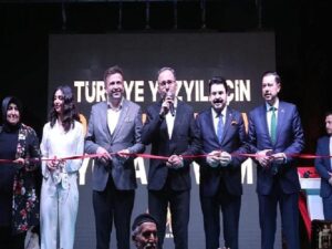 AK Parti Buca ilçe başkanlığının düzenlediği Birlik ve Beraberlik İftar sofrasına Bucalılar büyük ilgi gösterdi.