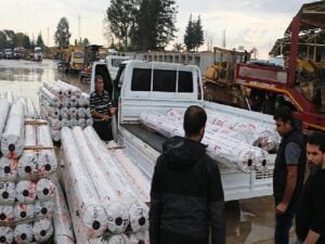 Aksulu afetzede çiftçilere sera naylonu takviyesi