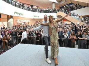 Ali Sunal ve Tabiat Rutkay ‘Hava Muhalefeti’ sineması için İzmir’de seyirci ile buluştu