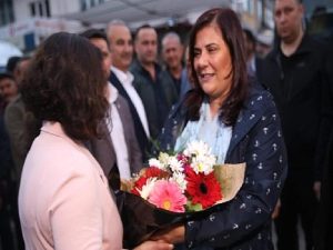 Aydın Büyükşehir Belediyesi, Ramazan ayı boyunca kentin farklı noktalarında düzenlediği iftar programlarıyla vatandaşları tıpkı sofrada buluşturmaya devam ediyor.