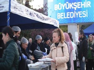 Aydın Büyükşehir Belediyesi’nin kurduğu klâsik iftar sofraları, binlerce Aydınlıyı bir ortaya getirmeye devam ediyor
