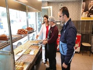 Bayraklı zabıtasından besin kontrolü