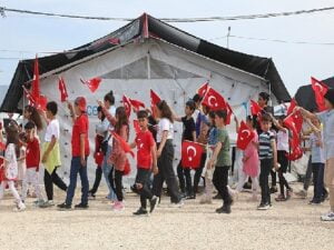 Defne çadır kenti 23 Nisan sevinci sardı