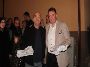 Ferizli Belediye Lideri İsmail Gündoğdu, Ferizli Belediyesi çalışanlarıyla bir ortaya geldiği bayramlaşma programında birlik ve beraberlik bildirisi verdi