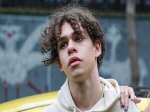 Genç Star Alper Erözer, SEV Müziğiyle Müzikseverlerin Karşısında!