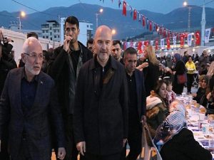 İçişleri Bakanı Süleyman Soylu İskenderun Konteyner Kentte Depremzedelerle İftar Yaptı
