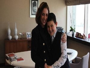 İkram Güral, Otizm Farkındalık Günü’nde otizmli Mehmet Akif Yalçın’ın objektifine gülümsedi