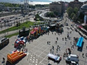 Kocaeli’nin Kent meydanlarında ikili bayram