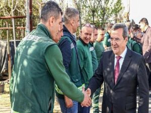 Lider Batur şantiyelerde personelle bayramlaştı