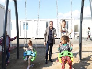 Lider Böcek depremzedeleri bayramda da yalnız bırakmadı