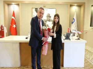 Lider Böcek koltuğunu Raziye Rana Çelebi’ye devretti