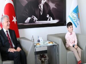 Lider Engin, 23 Nisan’da Koltuğu Minik Kerem’e Devretti