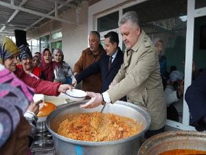 Lider Gerenli vatandaşa yemek dağıttı