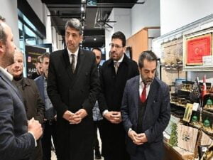 Lider Kocaman Kutsal Emanetler Standını Ziyaret Etti