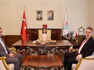 Nevşehir Belediye Lideri Dr. Mehmet Savran, 23 Nisan Ulusal Egemenlik ve Çocuk Bayramı hasebiyle koltuğunu İlkokul 3. sınıf öğrencisi Fatma Ezgi Güçlü’ye devretti