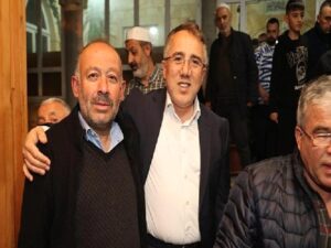 Nevşehir Belediye Lideri Dr. Mehmet Savran, AK Parti Vilayet Lideri Ali Kemikkıran ile birlikte teravih namazı sonrasında vatandaşlara kandil simidi dağıttı