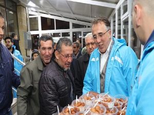 Nevşehir Belediye Lideri Dr. Mehmet Savran, Hacı Mehmet Avlanmaz Camii’nde teravih namazı sonrası vatandaşlara lokma dağıttı