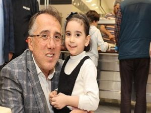 Nevşehir Belediye Lideri Dr. Mehmet Savran, iftarda orucunu Nevşehir’de konuk edilen depremzedeler ile birlikte açtı