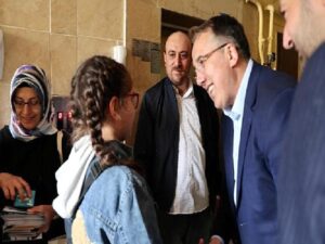 Nevşehir Belediye Lideri Dr. Mehmet Savran, Mehmet Akif Ersoy Mahallesi’nde gerçekleştirdiği çat kapı mesken ziyaretleriyle vatandaşların bayramını kutladı