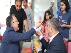 Nevşehir Belediye Lideri Dr. Mehmet Savran, Nevşehir’de Konuk Edilen Depremzedelerle Bayramlaştı