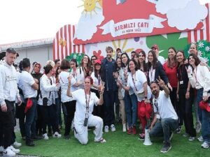 Sefo ve Ünlü Oyuncular Kırmızı Çatı Çocuk Dayanak Merkezi Açılışında Çocuklara Keyifli Anlar Yaşattı