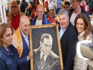 Alaçatı Ot Şenliği’nde Tunç Soyer’e mozaik Atatürk Portresi