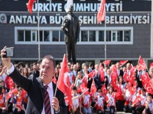 Antalya Büyükşehir Belediye Lideri Muhittin Böcek: Atatürk Anıtına Çelenk Sundu