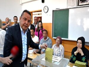 Antalya Büyükşehir Belediye Lideri Muhittin Böcek Oyunu Kullandı