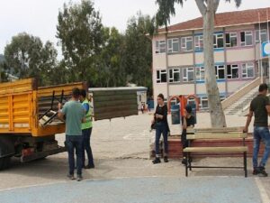 Antalya Büyükşehirden okul ve mescitlere bank ve piknik masası