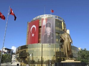 Aydın Büyükşehir Belediyesi, çalışanlarının en düşük maaşı minimum fiyatın yüzde 40 fazlası olan 12 bin 50 lira yaptı