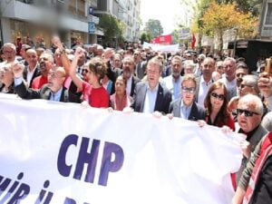 Bayraklı Belediye Lideri Serdar Sandal, 1 Mayıs Emek ve Dayanışma gününde işçilerle birlikte alandaydı