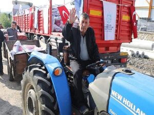 Büyükşehir’in gübre takviyesi çiftçilerin yüzünü güldürüyor