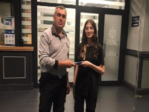 Düşürülen cüzdan ve telefon sahiplerine ulaştırıldı