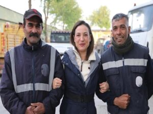 Efes Selçuk Belediye Lideri Filiz Ceritoğlu Sengel 1 Mayıs Emek ve Dayanışma Günü sebebiyle belediye çalışanları ile bir ortaya geldi