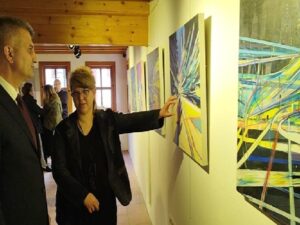 Gölcük Belediye Lideri Ali Yıldırım Sezer, Yalı Konutları’nda Doc. Dr. Nilgün Keskin Şenel’in şahsî fotoğraf standı açılışını gerçekleştirdi.