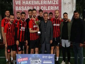 Gölcük Belediyesi 22. Klâsik Futbol Şöleni’nde Körfez Arena’yı 3-0 yenen Azat İnşaat şampiyon oldu