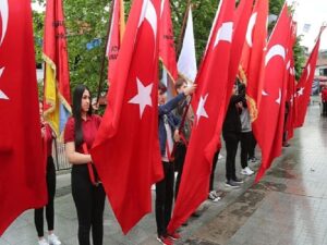 Gölcük’te 19 Mayıs Atatürk’ü Anma Gençlik ve Spor Bayramı’nın 104.’üncü yılı; düzenlenen merasim ve programlarda coşku ile kutlandı
