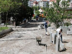 Güzelyurt Mahallesi’nde Bozulan Yollar ve Yaya Kaldırımları Yenileniyor
