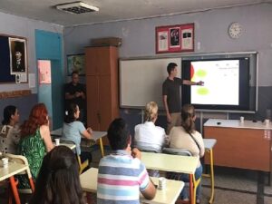 İzmir Vilayet Ulusal Eğitim Müdürlüğü “Aile Okulu Projesi” Eğitimleri ile Velilerde Farkındalık Yaratmaya Devam Ediyor