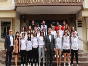 Lider İduğ, şampiyonları ağırladı