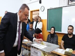 Lider Muhittin Böcek oyunu kullandı