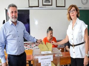 Lider Sandal oyunu kullandı “Vatanını seven sandığa gelsin”