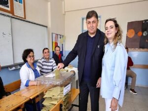 Lider Tugay ve esi oy kullandı