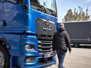 MAN kamyonları yaya ve bisikletlileri tanıyor, üstün teknolojisi ile şoföre inançlı bir sürüş takviyesi sağlıyor