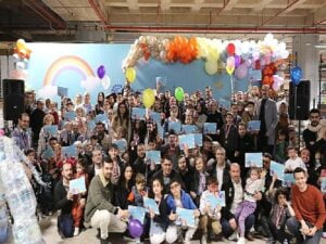 Minik sanatkarlar dev bir ileri dönüşüm heykeli inşa etti