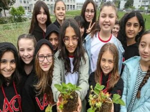 Öğrenciler Küçük Bostan’da fide dikti