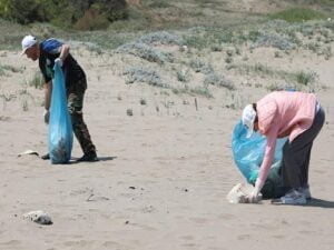 Uzunkum Kıyısı’nda kıyı paklığı yapıldı