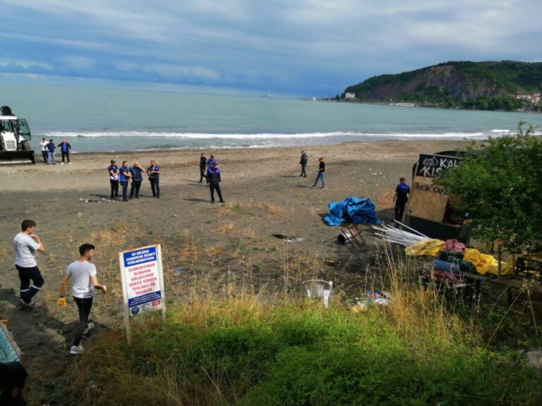 Kdz. Ereğli Belediye Plajında kaçak yapılar yıkıldı
