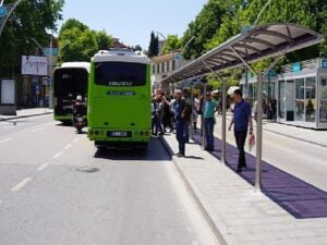 Büyükşehir 12 ilçede durakları yeniliyor